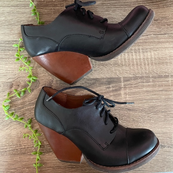 Korkease Black Leather Heeled Oxford 